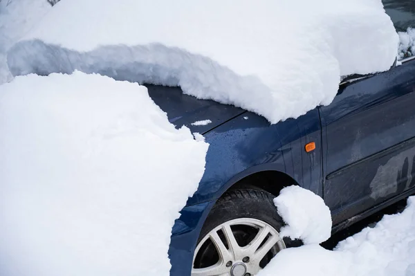 Автомобиль под большим сугробом зимой. — стоковое фото