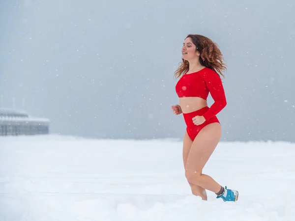 Donna caucasica vestita in pantaloncini e top jogging in inverno. — Foto Stock