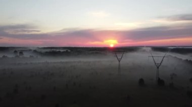 Gün batımında siste otoyolun en üst görüntüsü..