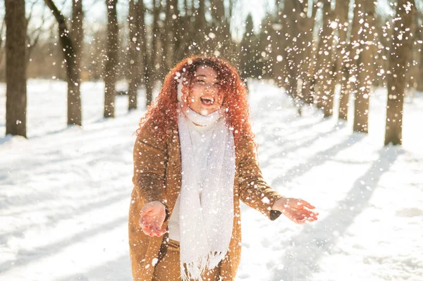 Mulher branca gorda jogando bolas de neve no parque. — Fotografia de Stock