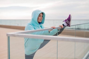 Tişörtlü beyaz bir kadın sicimin üzerinde esniyor.. 