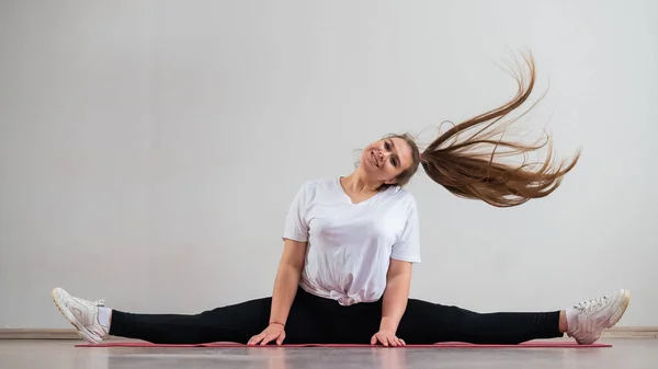 Une Jeune Femme Grasse Flexible Assoit Dans Une Ficelle Transversale — Photo