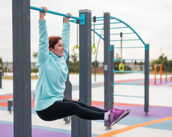 Kaukasische Frau Mint Sweatshirt Hängt Einer Waagerechten Stange Und Trainiert — Stockfoto