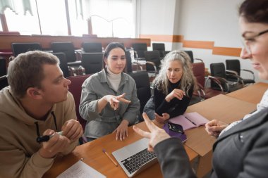 Öğretmen ve öğrenciler sınıfta işaret diliyle iletişim kurarlar. İşitme engelli ve sağır insanlar