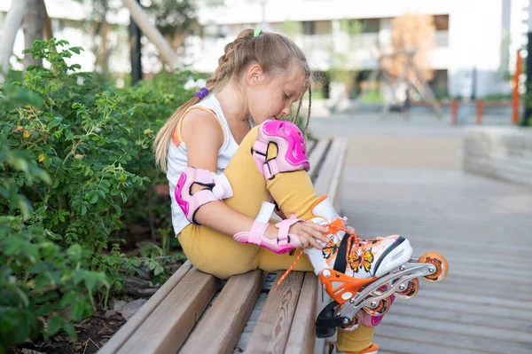 La bambina impara a pattinare all'aperto. — Foto Stock