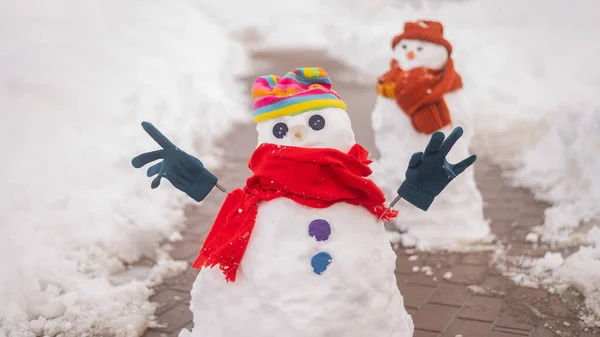 Deux bonhommes de neige en chapeaux et foulards. Amusement d'hiver. — Photo