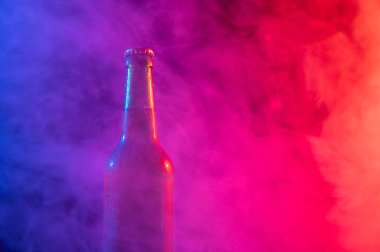 Mavi pembe sisli cam bira şişesi.