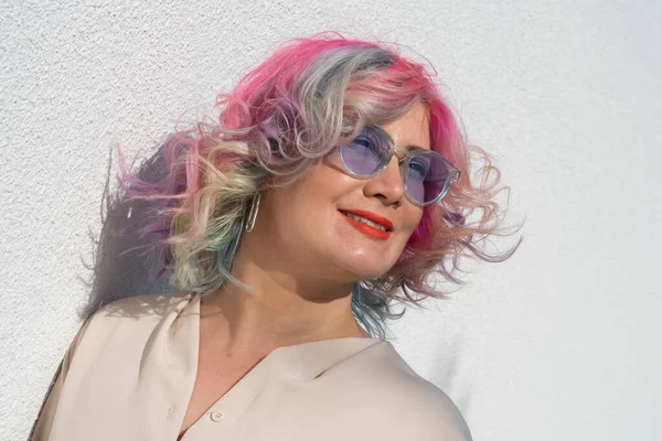 Närbild porträtt av lockig vit kvinna med flerfärgat hår. Modell för frisyrer — Stockfoto