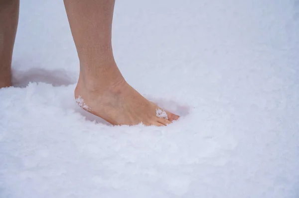 Detailní záběr ženy, kráčející bosá ve sněhu. Posílení imunity kryoterapií. — Stock fotografie