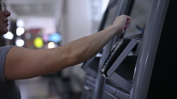 Uma mulher usa um checkout de auto-serviço. Close-up das mãos de um usuário de caixa registradora online. — Vídeo de Stock