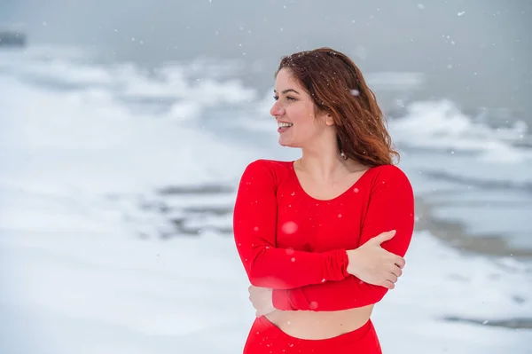Mulher de cabelos vermelhos caucasiana posando em lingerie ao ar livre no inverno. — Fotografia de Stock