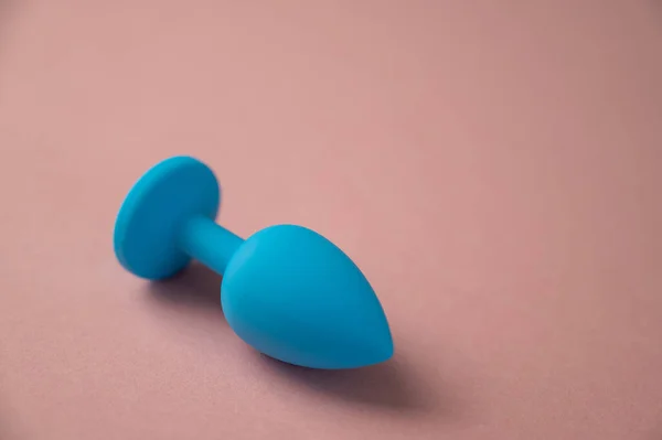 Plug anal azul sobre fondo rosa. Juguete para adultos para sexo alternativo — Foto de Stock