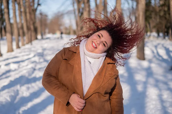 Gorda mujer caucásica bailando en un paseo por el parque en invierno. — Foto de Stock