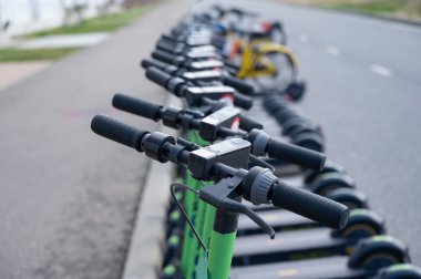 05.02.2022 Sochi, Rusya: Açık hava için elektrikli scooter satışı.