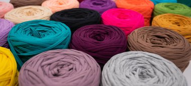 Çok renkli pamuklu kumaşlara yakın çekim. El yapımı için dükkan çeşidi