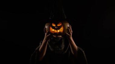 Kadın kafası yerine Balkabağı Jack o Lantern. Cadılar Bayramı