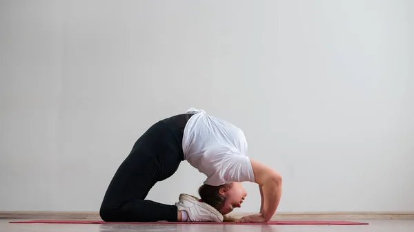 Paffuto giovani donna fare stretching su bianco sfondo. — Foto Stock