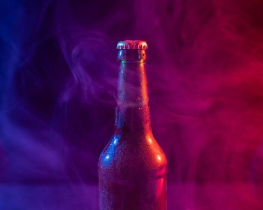 Mavi pembe sisli cam bira şişesi.