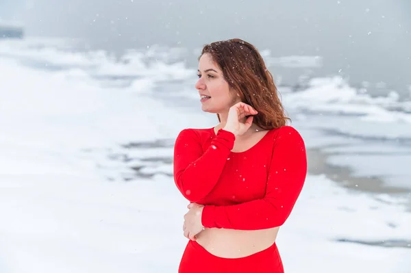Кавказька червоно-волосата жінка, що позувала в білизні на вулиці взимку.. — стокове фото