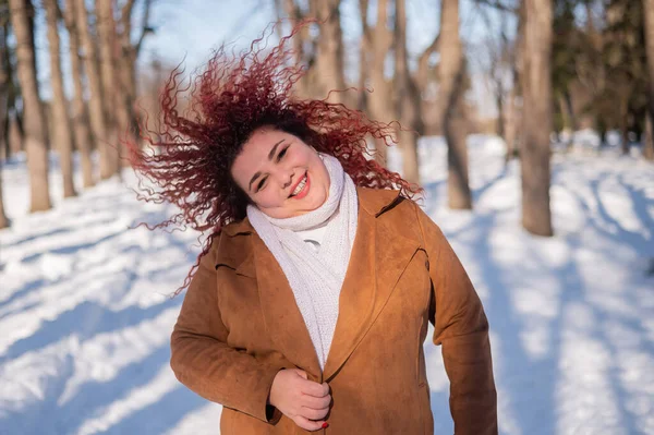 Жирна біла жінка танцює на прогулянці в парку взимку . — стокове фото