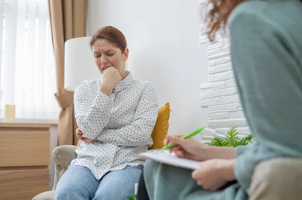 Mujer caucásica preocupada en una sesión con un psicoterapeuta. — Foto de Stock