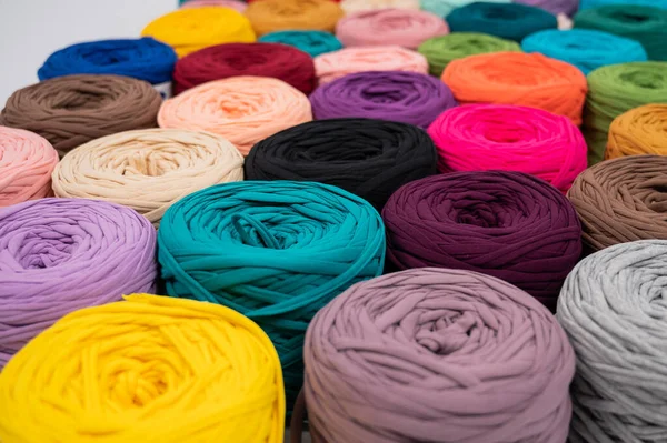 Primer plano de madejas de algodón multicolor. Surtido de tiendas para artesanal —  Fotos de Stock