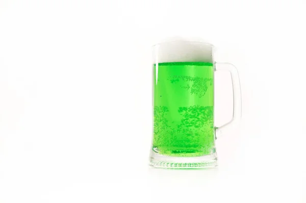 Sepint bir hijau untuk hari st patricks pada latar belakang putih. Minuman tradisional Irlandia untuk liburan. Salin ruang — Stok Foto