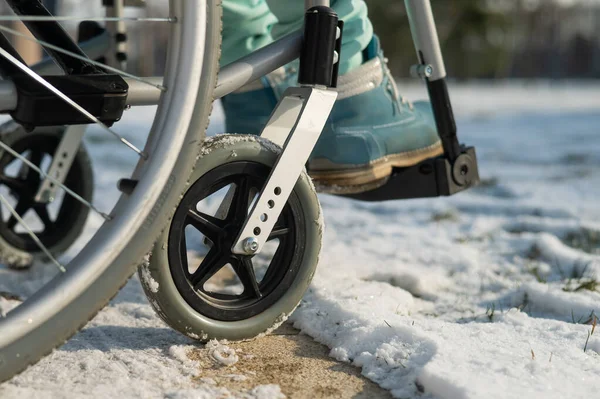 冬季户外轮椅上妇女腿的特写. — 图库照片