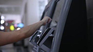 Bir kadın self servis kasası kullanıyor. Çevrimiçi yazar kasa kullanıcısının ellerinin kapatılması.