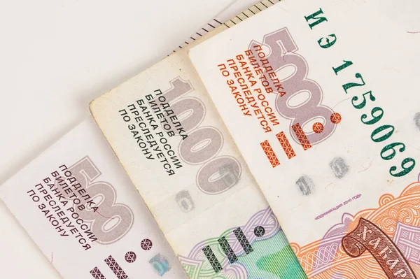 Close-up van bankbiljetten. Vijfduizend, duizend, vijfhonderd roebel. — Stockfoto