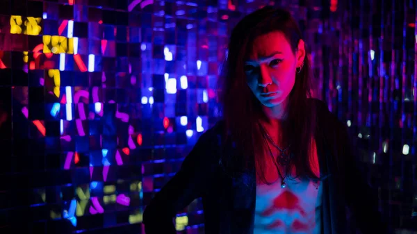 Προσωπογραφία τρανσέξουαλ μοντέλου με γυμνό κορμό σε στούντιο με φωτισμό νέον. — Φωτογραφία Αρχείου