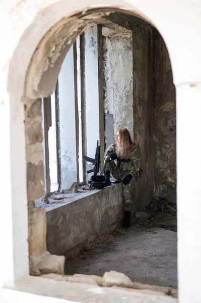 Mujer militar caucásica en un edificio destruido. —  Fotos de Stock
