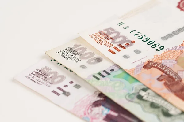 Primer plano de los billetes. Cinco mil, mil, quinientos rublos. —  Fotos de Stock