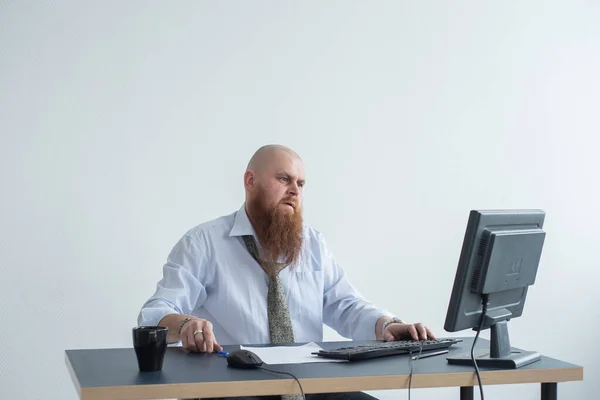 Проблеми для офісного працівника. Лисий чоловік у білій сорочці сидить за столом з комп'ютером і підкреслюється через невдачу. нервовий зрив . — стокове фото