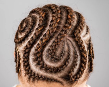 Kafkasyalı bir kadının kafasındaki örgülerin yakın çekimi..