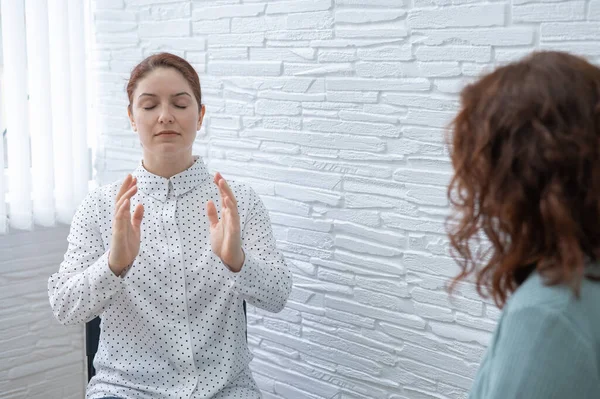 El psicoterapeuta realiza una sesión de hipnosis. Paciente femenina bajo hipnosis. —  Fotos de Stock