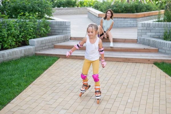La bambina impara a pattinare all'aperto. — Foto Stock