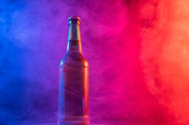 Mavi pembe sisli cam bira şişesi.