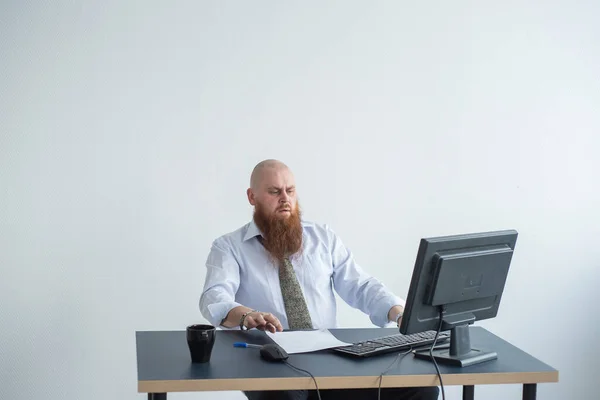 Problemas para el oficinista. Un hombre calvo con una camisa blanca se sienta en un escritorio con una computadora y está estresado por el fracaso. Una crisis nerviosa . —  Fotos de Stock