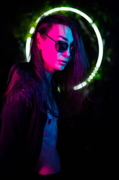 Porträtt av asiatisk man bär solglasögon i neonljus. — Stockfoto
