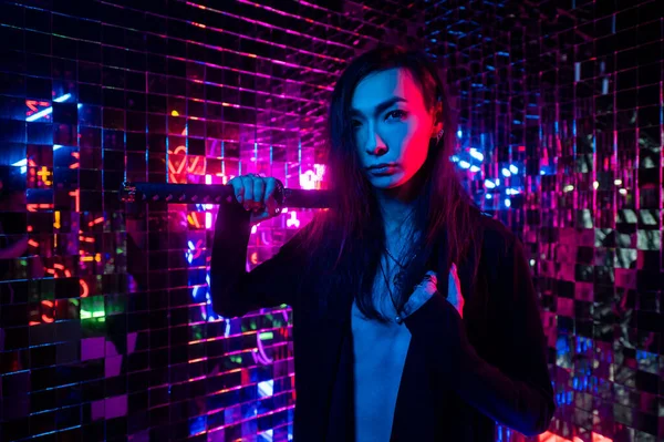 Man transgender neon ljusstudio. Asiat med samurajsvärd. — Stockfoto