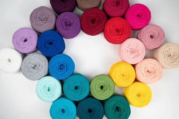 Sélection d'écheveaux de fils de coton. Gradient de couleurs. — Photo