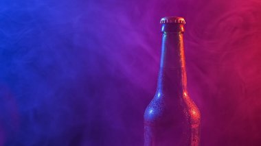 Mavi pembe sisli cam bira şişesi.