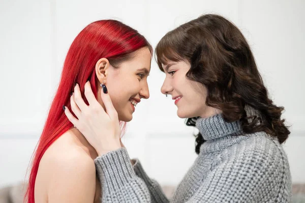 Mujeres caucásicas jóvenes abrazándose tiernamente. Relaciones del mismo sexo. —  Fotos de Stock