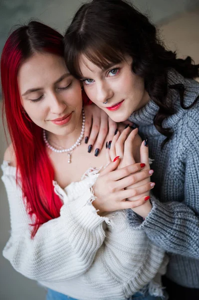 Portrait de jeunes femmes caucasiennes en couple. LGBT. — Photo