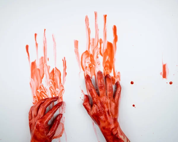 Mãos femininas em sangue sobre um fundo branco. — Fotografia de Stock