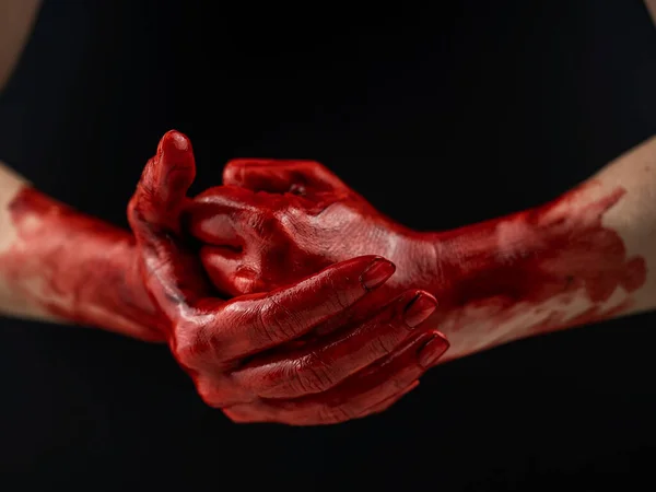 Os punhos de mulher no sangue em um fundo preto. Punho e palma. — Fotografia de Stock
