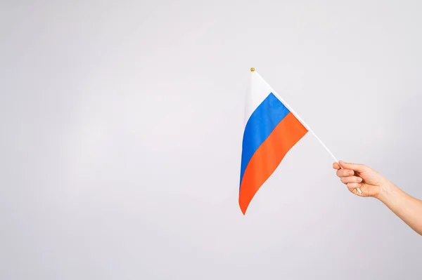 Женщина с маленьким флагом Российской Федерации на белом фоне. — стоковое фото