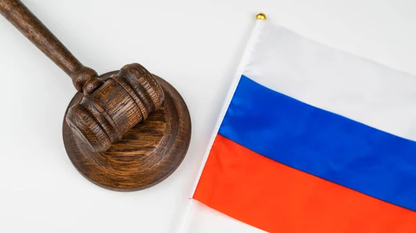 ロシア連邦旗と裁判官は白いテーブルの上で. — ストック写真