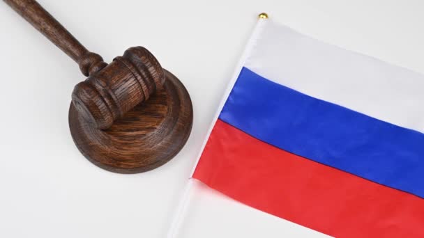 La jueza golpea el mazo junto a la bandera de la Federación Rusa. — Vídeos de Stock